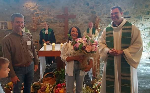 A group of people standing in a church

AI-generated content may be incorrect.