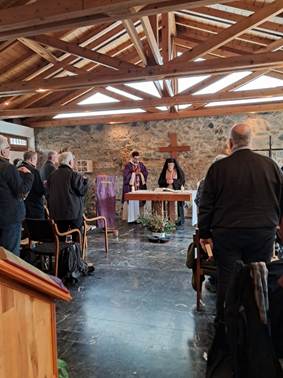 A group of people in a church

AI-generated content may be incorrect.