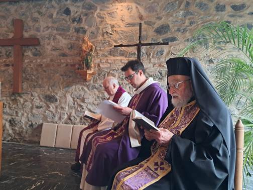 A group of men in robes reading books

AI-generated content may be incorrect.