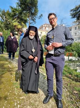 A person standing next to a person in a robe

AI-generated content may be incorrect.