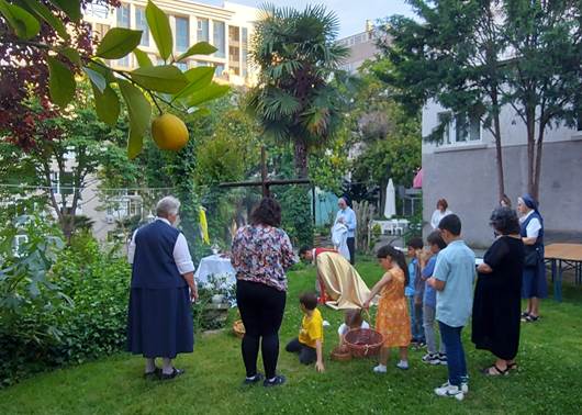 A group of people standing in a yard

Description automatically generated