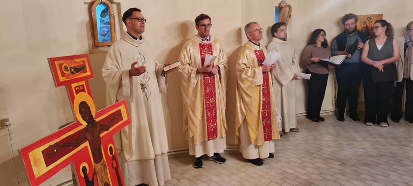 A group of men in robes

AI-generated content may be incorrect.