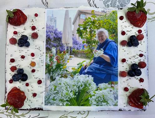 A picture of a person sitting on a chair surrounded by berries

AI-generated content may be incorrect.