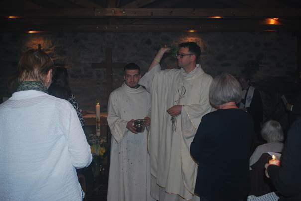 A group of men in white robes

Description automatically generated