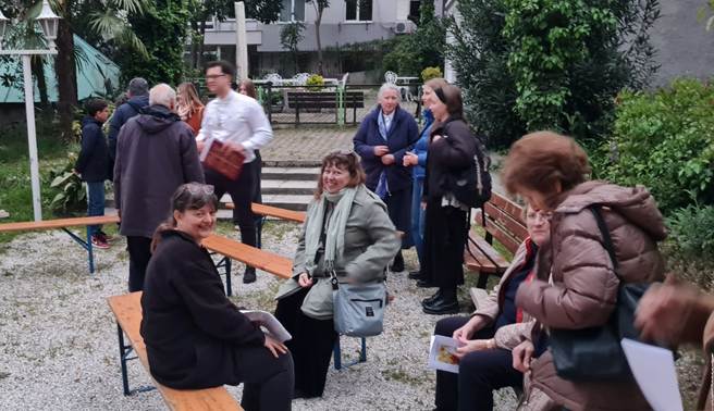 A group of people sitting on benches

AI-generated content may be incorrect.