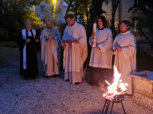 A group of people standing around a fire

AI-generated content may be incorrect.