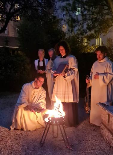 A group of people standing around a fire

AI-generated content may be incorrect.