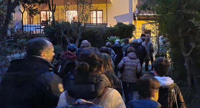 A group of people walking down a street

AI-generated content may be incorrect.