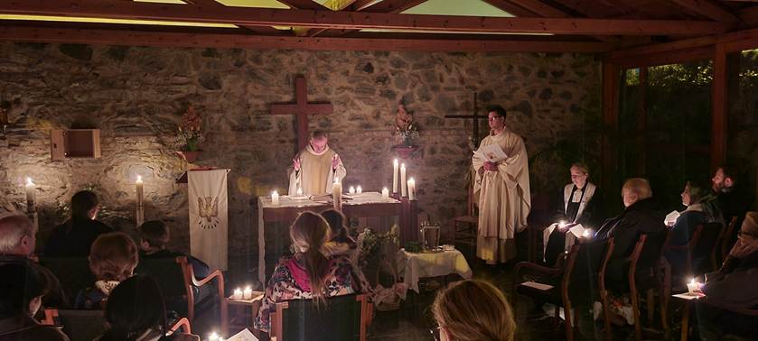 People in a church with people in white robes

AI-generated content may be incorrect.