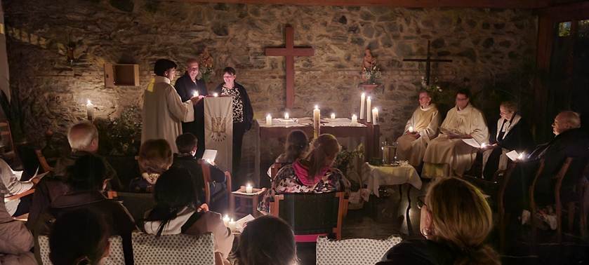 A group of people in a church

AI-generated content may be incorrect.