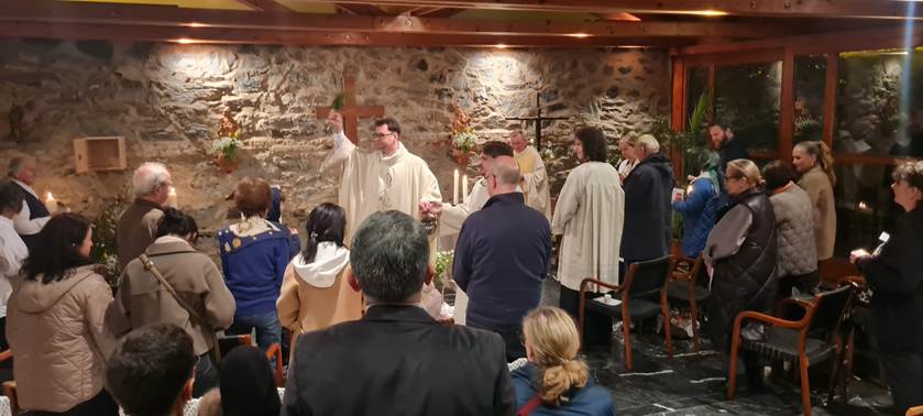 A group of people in a church

AI-generated content may be incorrect.