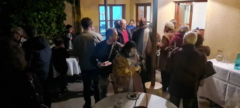 A group of people standing around a table

AI-generated content may be incorrect.