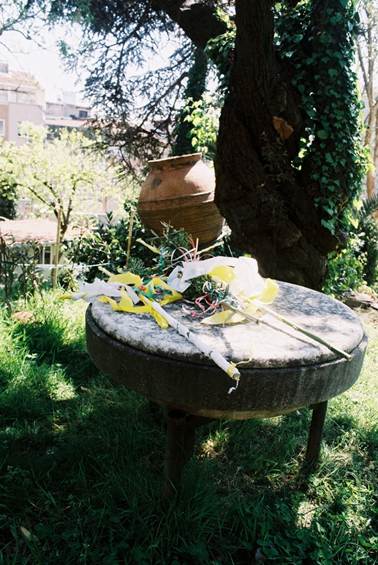 A stone table with a vase on it

AI-generated content may be incorrect.
