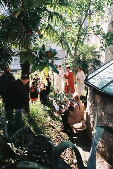 A group of people walking in a garden

AI-generated content may be incorrect.