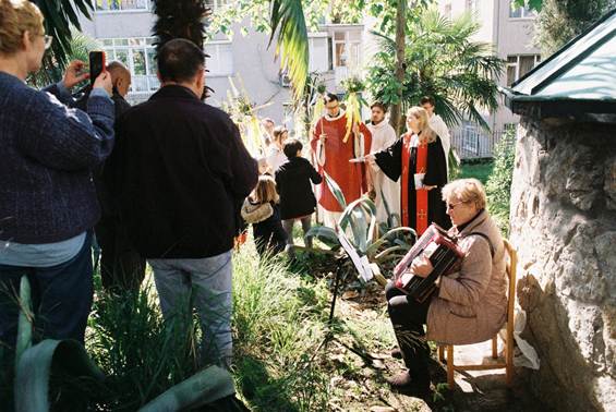 A group of people standing outside

AI-generated content may be incorrect.