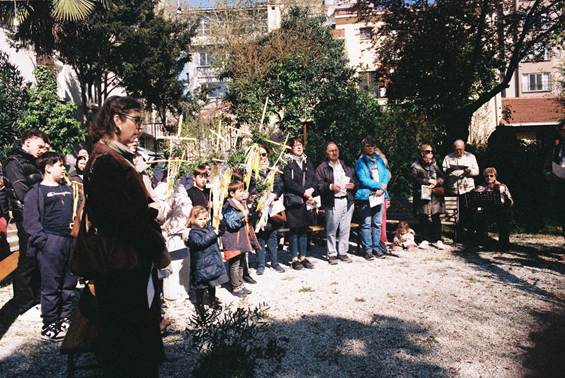 A group of people standing in a line

AI-generated content may be incorrect.