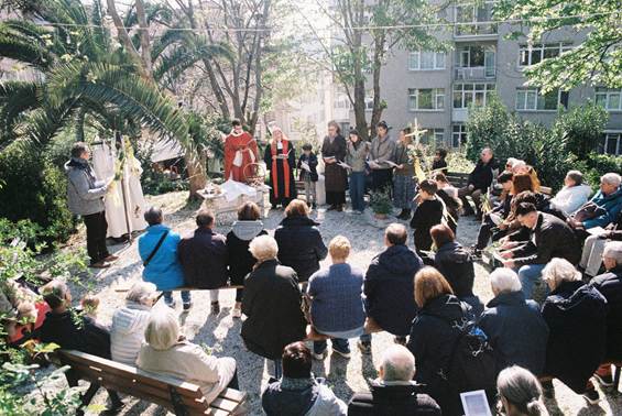 A group of people gathered in a courtyard

AI-generated content may be incorrect.