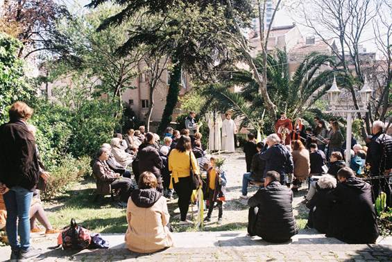 A group of people sitting in a park

AI-generated content may be incorrect.