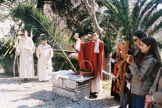A group of people in robes

AI-generated content may be incorrect.