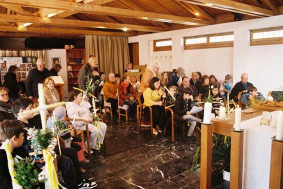 A group of people sitting in chairs

AI-generated content may be incorrect.