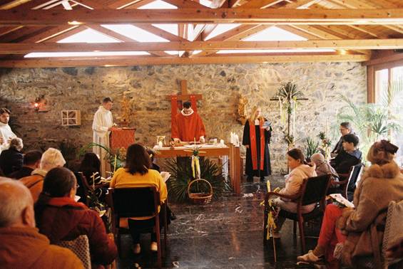 A group of people sitting in chairs in a church

AI-generated content may be incorrect.