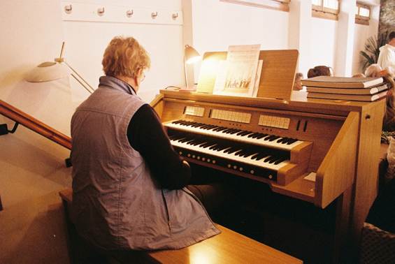 A person playing a organ

AI-generated content may be incorrect.