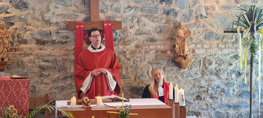 A person in a red robe

AI-generated content may be incorrect.