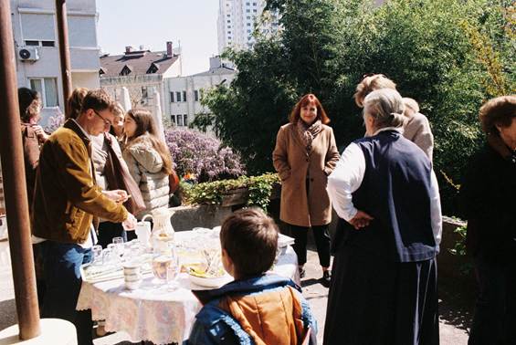 A group of people standing around a table

AI-generated content may be incorrect.