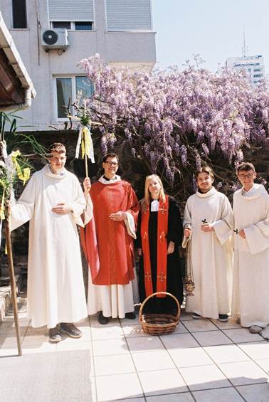 A group of people in white robes

AI-generated content may be incorrect.