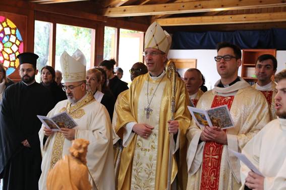 A group of people in religious attire

AI-generated content may be incorrect.