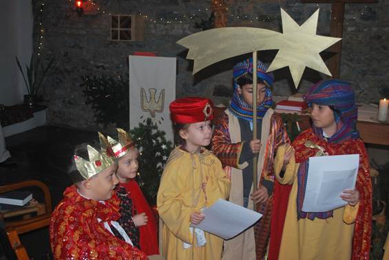 A group of children dressed as kings

Description automatically generated